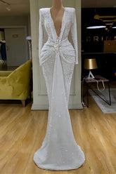 Weißes Abendkleid mit tiefem Ausschnitt und langen Ärmeln